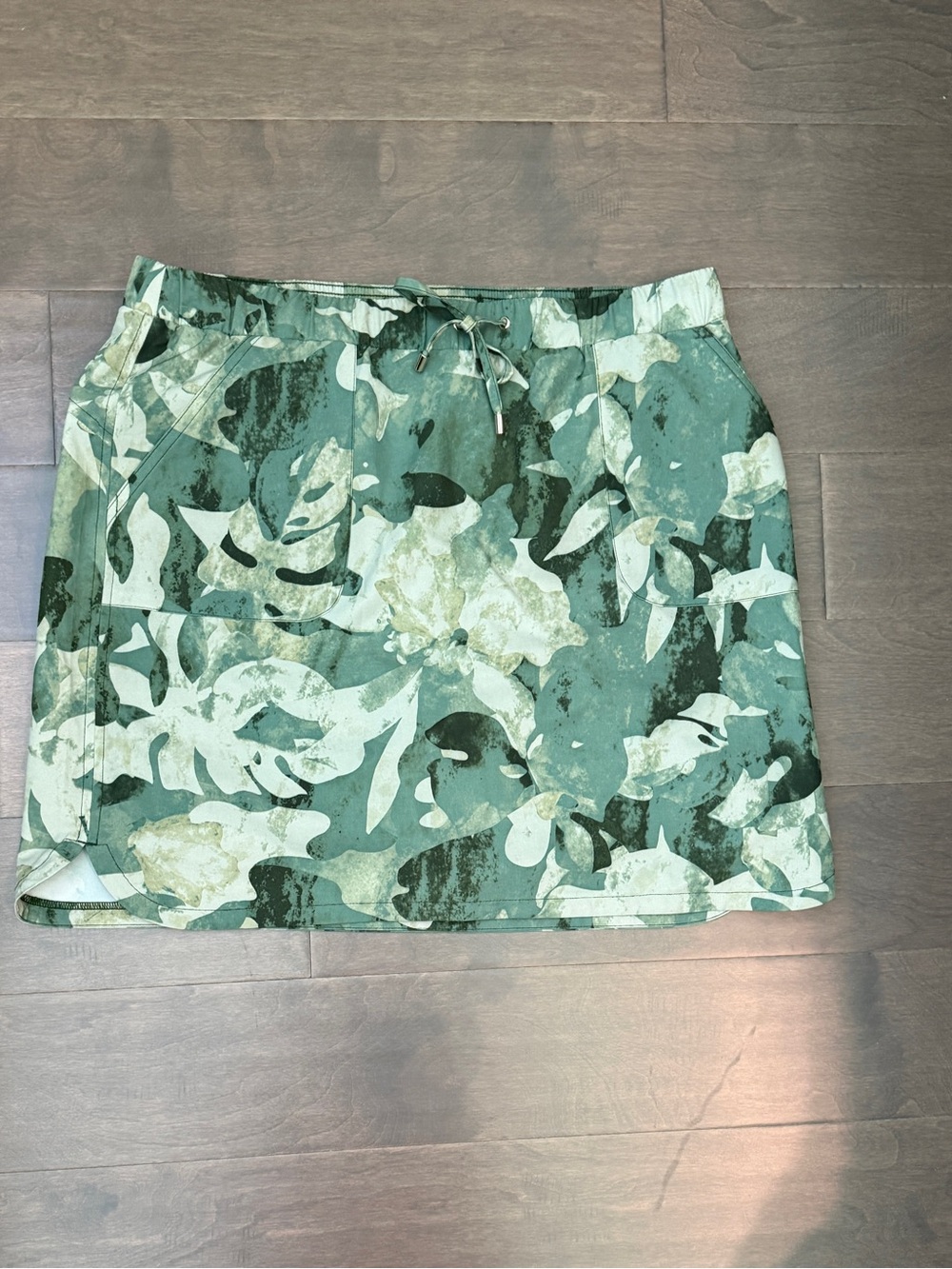 Chico's Green Camo Print Skort with Drawstring Excellent Golf Pickleball Sz 10